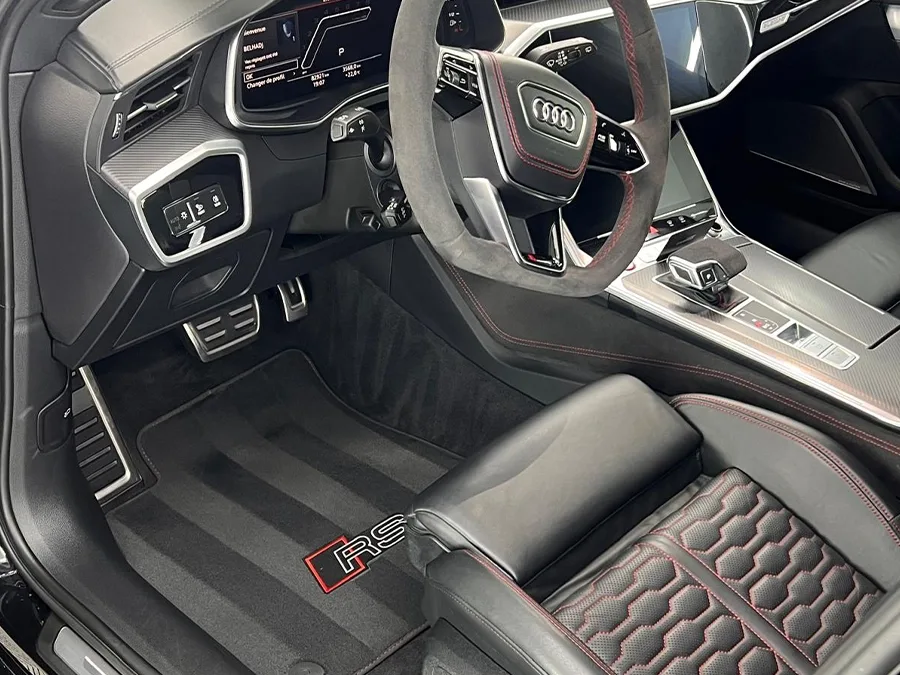 Carrosserie au prélavage mousse et habitacle remis à neuf
