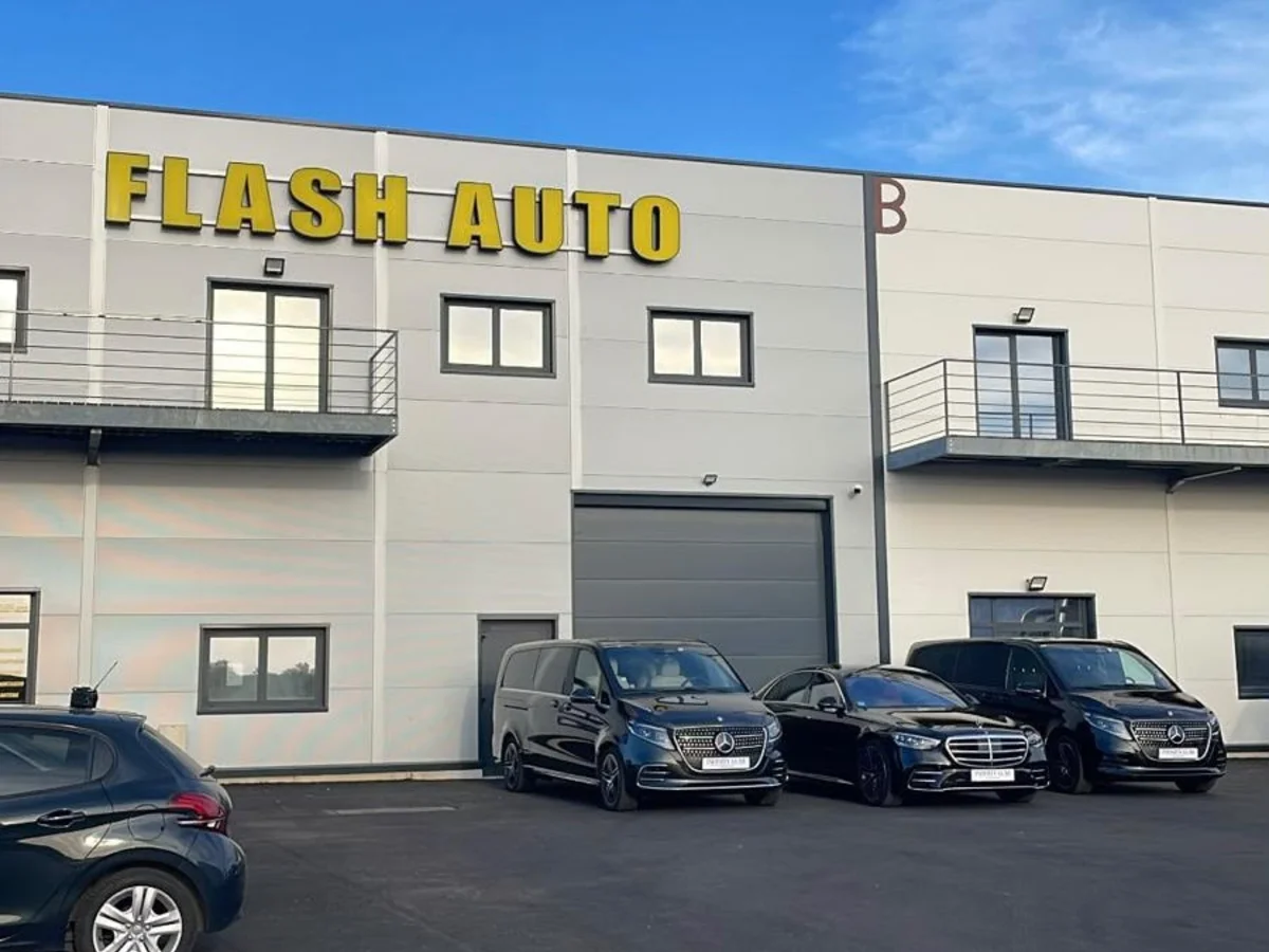 La façade du garage Flash Auto et son enseigne, 2 rue de Chantecoq à Sens (89)